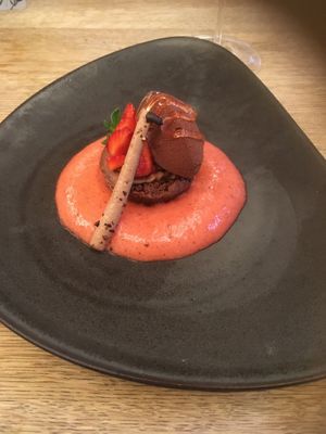 Vegan chocolate strawberry desert at TIAN Bistro am Spittelberg in Vienna