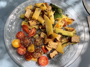 Bratkartoffeln mit Zucchini und Räuchertofu  at GRRRfood in Serignan