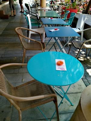 Tables terrasse at GRRRfood in Serignan