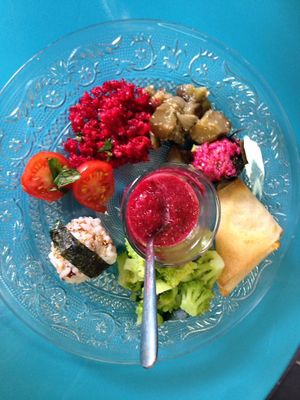 the menu changes every day, here an exemple of " l'assiette " du jour ( starter + main dish ) at GRRRfood in Serignan