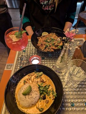 red curry with tofu and "pork belly" noodles at Clear Head - Lehka Hlava in Prague