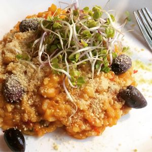 Risotto of arborio rice with roasted tomatoes, basil and calamata olives - mit Hefeflocken anstatt Parmesan als vegane Variante at Clear Head - Lehka Hlava in Prague