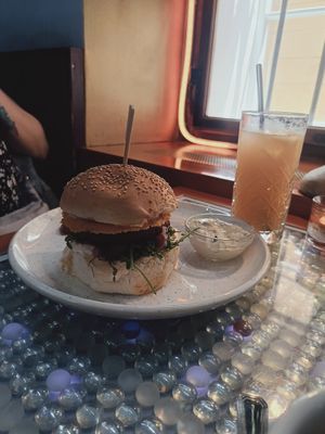 Burger na bazie grochu at Clear Head - Lehka Hlava in Prague