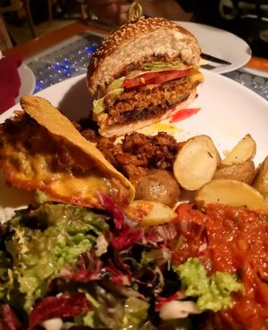 מנת טעימות מנות עיקריות מתאים לשניים. ההמבורגר פיקנטי. at Clear Head - Lehka Hlava in Prague