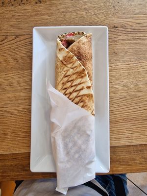 Kanapka Falafel 3, sos tahini, średnio ostra 🌯 at Syryjka in Warsaw