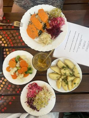 Przekładaniec gryczany plus ziemniaki, surówka i warzywa na parze  at Bar Alternatywa in Hel