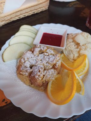 Vegan applepie with vegan ice-cream at Bar Alternatywa in Hel