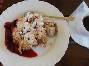 Szarlotka wegańska na ciepło z lodami at Bar Alternatywa in Hel