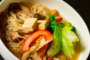 HERBAL MEE SUA SOUP	(Vegan) 		
药材面线 (纯素)
Served with:-
SHIMEIJI BROWN . NEEDLE MUSHROOM . BEAN CURD . TOMATO . BROCCOLI . CORIANDER 
 at Yi Ke Shu - Bayan Lepas in Penang