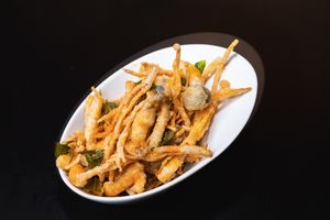 FRIED MUSHROOMS (Vegan) 		
盐酥菇 (纯素)
Served with:-                              
HOMEMADE HERD SEASONING. BASIL LEAF. SHIMEIJI MUSHROOM. ENOKI
 at Yi Ke Shu - Bayan Lepas in Penang