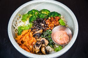 KIMCHI DON (Vegan)     					 
泡菜丼饭 (纯素)
Served with:-
BROWN RICE.BEAN SPROUTS. KIMCHI. 
BROCCOLI. WHITE BUTTON MUSHROOM. 
CASHEWNUTS.TEMPEH. CORIANDER. 
VEGAN MAYO. 
 at Yi Ke Shu - Bayan Lepas in Penang