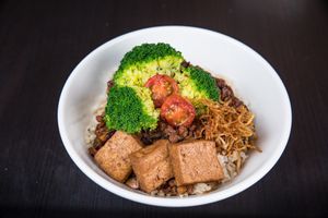 HOMEMADE BRAISED RICE (Vegan) 	 
卤盖饭 (纯素)	
Served with:-
BROWN RICE.KING OYSTER. BROCCOLI. CHERRY. BEAN CURD.  TOMATO.MUSHROOM
 at Yi Ke Shu - Bayan Lepas in Penang
