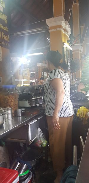 Amazing vietnam lady cooking at Miss Thuy Vegetables - Food Stall in Hoi An