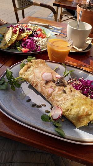 Aubergine salade en wrap at De Herbivoor in Groningen