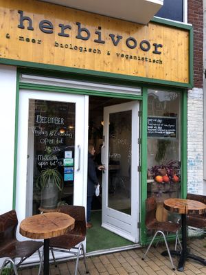 De deur staat open voor een lunch at De Herbivoor in Groningen