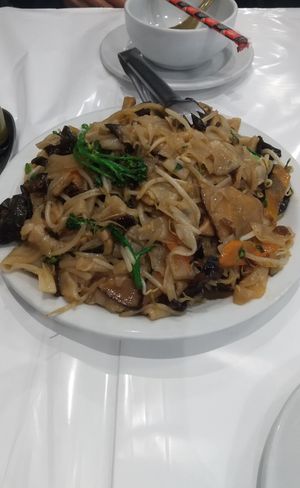 A28 dish made with big shiitake mushroom slices, broccoli, bean sprouts, ear wood mushrooms and wide rice noodles at Rong He - Rua da Gloria in Sao Paulo