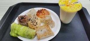 A selection of what they have to offer,everything was scrumptious 😍 at Qīng Qí SùShí in Tainan