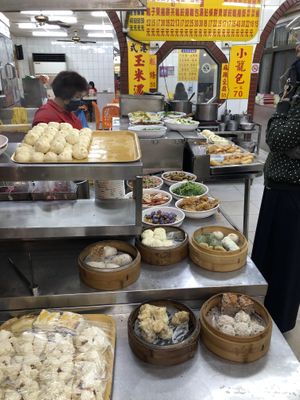 Lots of choices  at Qīng Qí SùShí in Tainan