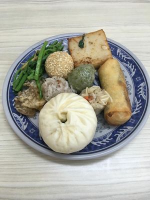 134$ for this plate: bun, spring roll, radish cake, sesame balls, fried mushrooms, wonton... at Qīng Qí SùShí in Tainan