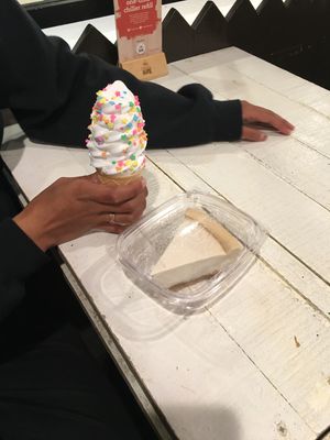 🍦🍰 at VeganBurg in San Francisco