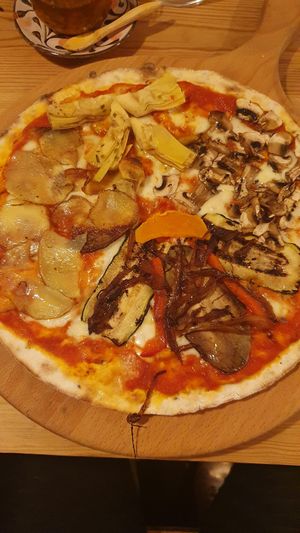 Pizza vegetariana con verduras, alcachofa, berenjena, patata dulce y cebolla caramelizada #Veganuary at In Bocca Al Lupo in Lisbon