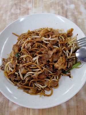 Fried kway teow at New Realm 素林 in Central Singapore