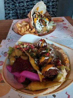 Buddha Bowl und Falafel im Brot at Nie Miesny in Gdansk