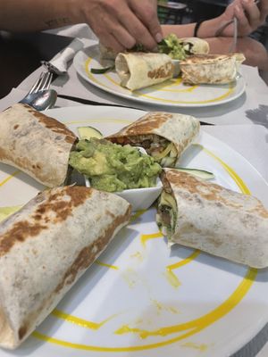 Wrap guacamole con tofu y queso vegano at The Mantraa in Barcelona
