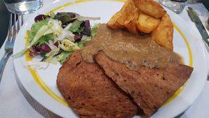 Seitan and the worst potatoes I've ever have at The Mantraa in Barcelona