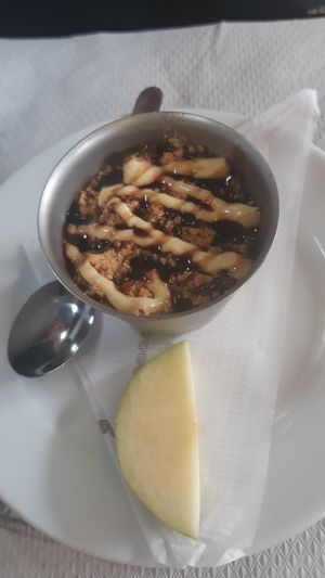 Apple crumble at The Mantraa in Barcelona