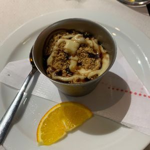 Apple crumble at The Mantraa in Barcelona