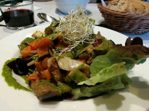 verduras al horno con lechuga y salsa pesto at The Mantraa in Barcelona