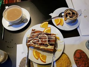 carrot cake and Apple crumble at The Mantraa in Barcelona