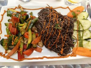 Verdura salteada con fideos at The Mantraa in Barcelona