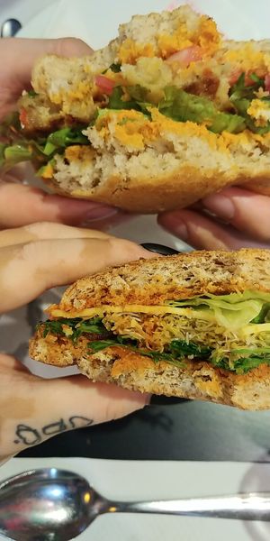 Veggie Burger und Vegan Cheese Sandwich at The Mantraa in Barcelona