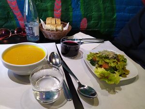 Crema de zanahoria y manzana + Pasta fría con verduras at The Mantraa in Barcelona