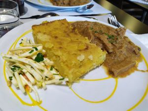 Estofado de seitán y champiñones, con pastel de patata y ensalada at The Mantraa in Barcelona