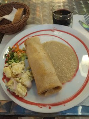 Crepes de brocoli y ensalada de patatas at The Mantraa in Barcelona