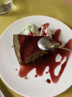 cheesecake with matcha at Crock and cock in Bilbao