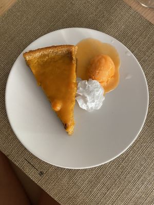 Tarta de calabaza y zanahoria con helado de mandarina vegano at Crock and cock in Bilbao