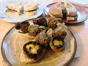Sandwich de no pollo, bagel de tofu, croquetas de boletus con champiñón y chistorra at Crock and cock in Bilbao