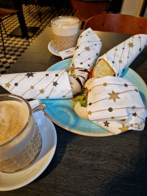 Vegan pintxos and white coffee with soy milk.
Yesterday. Yummy. at Crock and cock in Bilbao