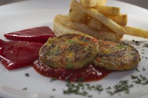 Filetes rusos de verduras con tomate casero. at Crock and cock in Bilbao