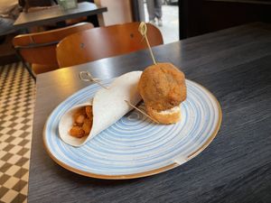 Pinchos: taco y alcachofa  at Crock and cock in Bilbao