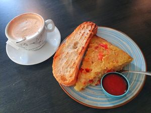 ☕ con leche vegetal y tortilla vegana at Crock and cock in Bilbao