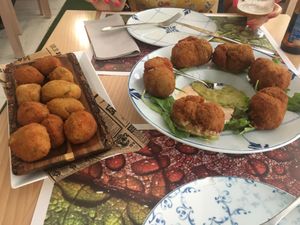 Croquetas veganas y alcahofas rebozadas at Crock and cock in Bilbao