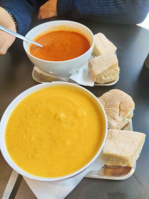 Zuppe squisite. Hanno molto proposte vegetariane e vegane. Super consigliato! Anche il pane molto buono. Personale gentilissimo. Ottima posizione, vicino ai musei (es Van Gogh). at Soup En Zo - Van Baerle in Amsterdam