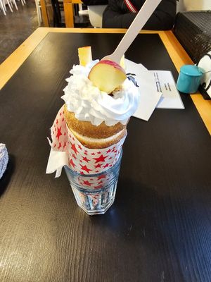 Apple strudel trdelník for 200 CZK (8,22€) at MLS Creperie in Cesky Krumlov