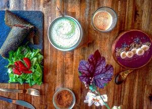 wrap and breakfast bowl at Rawtastic in Berlin