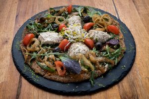 Pizza Pesto Mozzarella at Rawtastic in Berlin